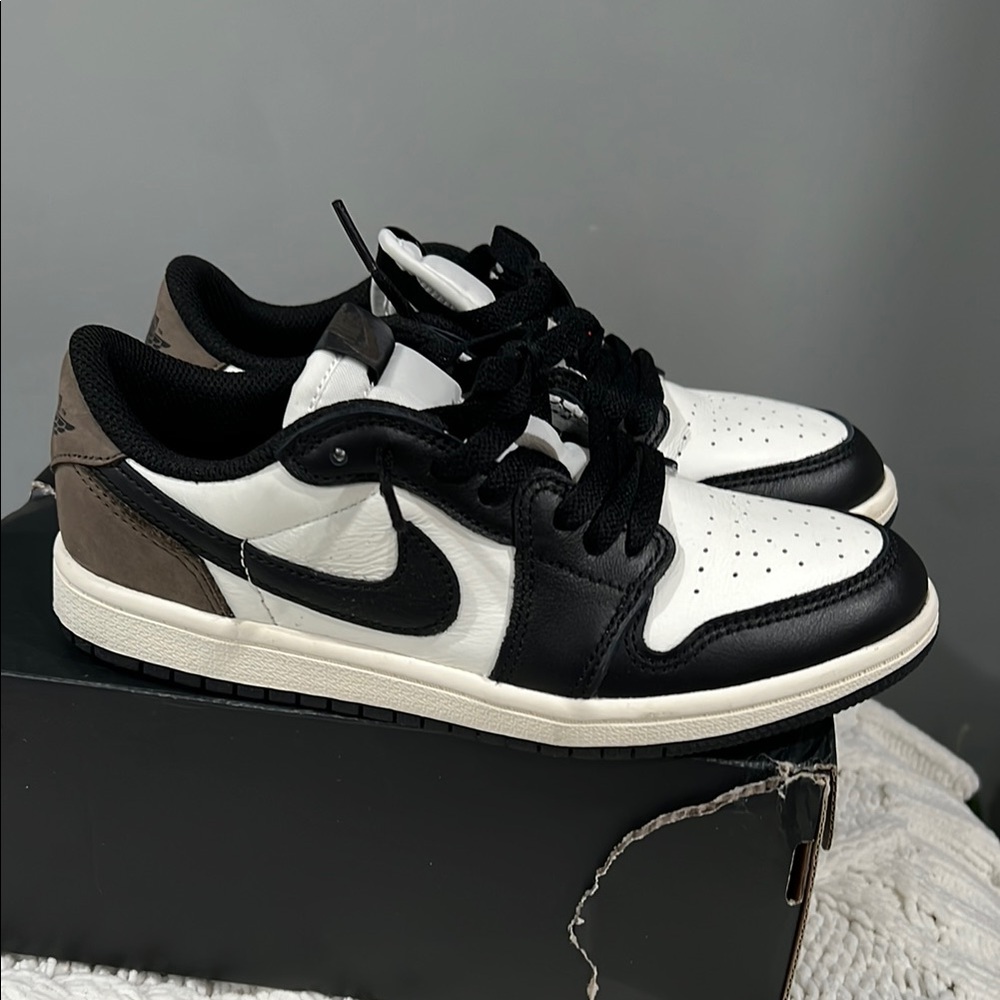 Nike Black and White Sneakers Classic Design